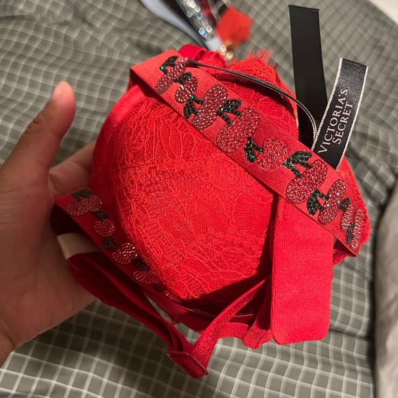 Red cherry shine strap push-up VS bra - Picture 7 of 17